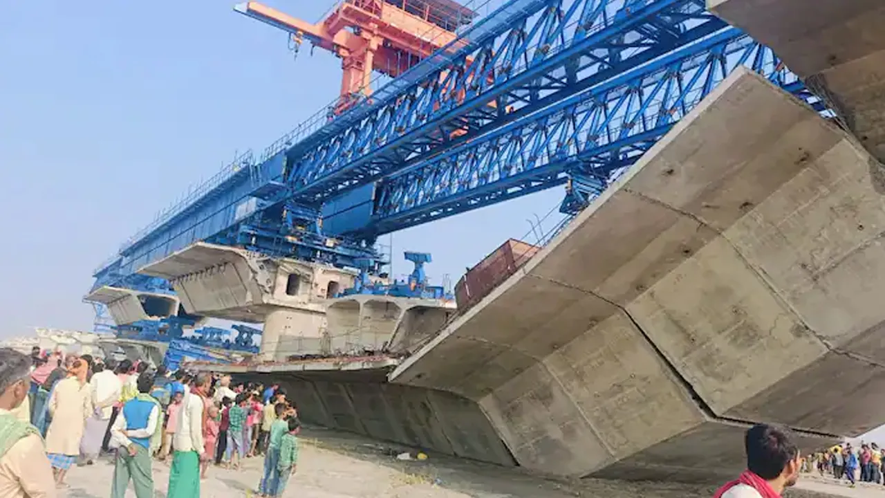  ନିର୍ମାଣଭିତରେ ଭୁଷୁଡିଲା ଦେଶର ସର୍ବବୃହତ ବ୍ରିଜ । ୧୨ଗୁୁରୁତର, ଜଣେ ଶ୍ରମିକ ମୃତ, ୧୨ଶହ କୋଟି ବ୍ୟୟରେ ଚାଲିଛି ବ୍ରିଜର ନିର୍ମାଣ