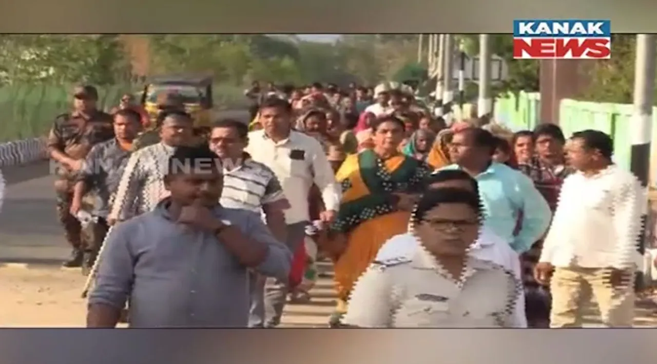  ବୌଦ୍ଧ ଡିଏଫଓଙ୍କ ବିରୋଧରେ ତାତିଲେ ଲୋକେ । ଦୁର୍ନୀତି ଅଭିଯୋଗରେ ଜିଲ୍ଲାପାଳଙ୍କ କାର୍ଯ୍ୟାଳୟ ଘେରିଲେ ।