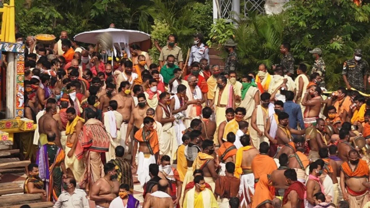  ପୁରୀ ଶ୍ରୀ ମନ୍ଦିର ସେବାୟତମାନଙ୍କ କଲ୍ୟାଣ ପାଇଁ ବିଭିନ୍ନ ଯୋଜନା ଘୋଷଣା କଲେ ମୁଖ୍ୟମନ୍ତ୍ରୀ: ସ୍ୱାସ୍ଥ୍ୟ ବୀମା ରାଶି ପରିମାଣ ୨ ଲକ୍ଷ ଟଙ୍କାରୁ ୫ ଲକ୍ଷ ଟଙ୍କାକୁ ବୃଦ୍ଧି
