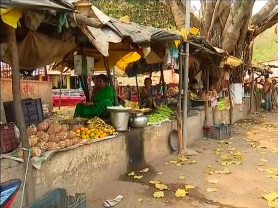  ଖୋଲା ଆକାଶ ତଳେ ବସିଛି ବ୍ୟବସାୟର ପସରା । କୋରାପୁଟର କୋଟା ଜଙ୍କସନରେ ଜମୁଛି ଲୋକଙ୍କ ଭିଡ