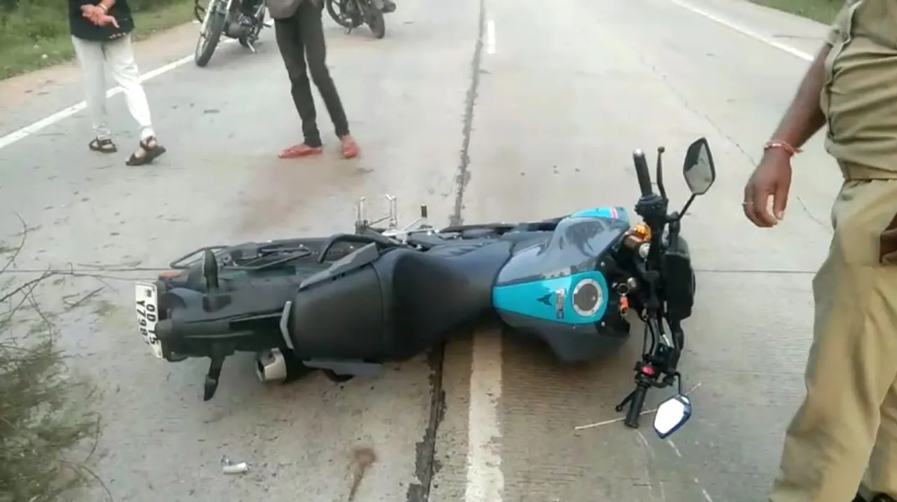  ବସ୍ ଧକ୍କାରେ ୨ ବାଇକ ଆରୋହୀଙ୍କ ମୃତ୍ୟୁ । ସୋନପୁର ୫୭ ନମ୍ବର ଜାତୀୟ ରାଜପଥରେ ମର୍ମନ୍ତୁଦ ଦୁର୍ଘଟଣା ।