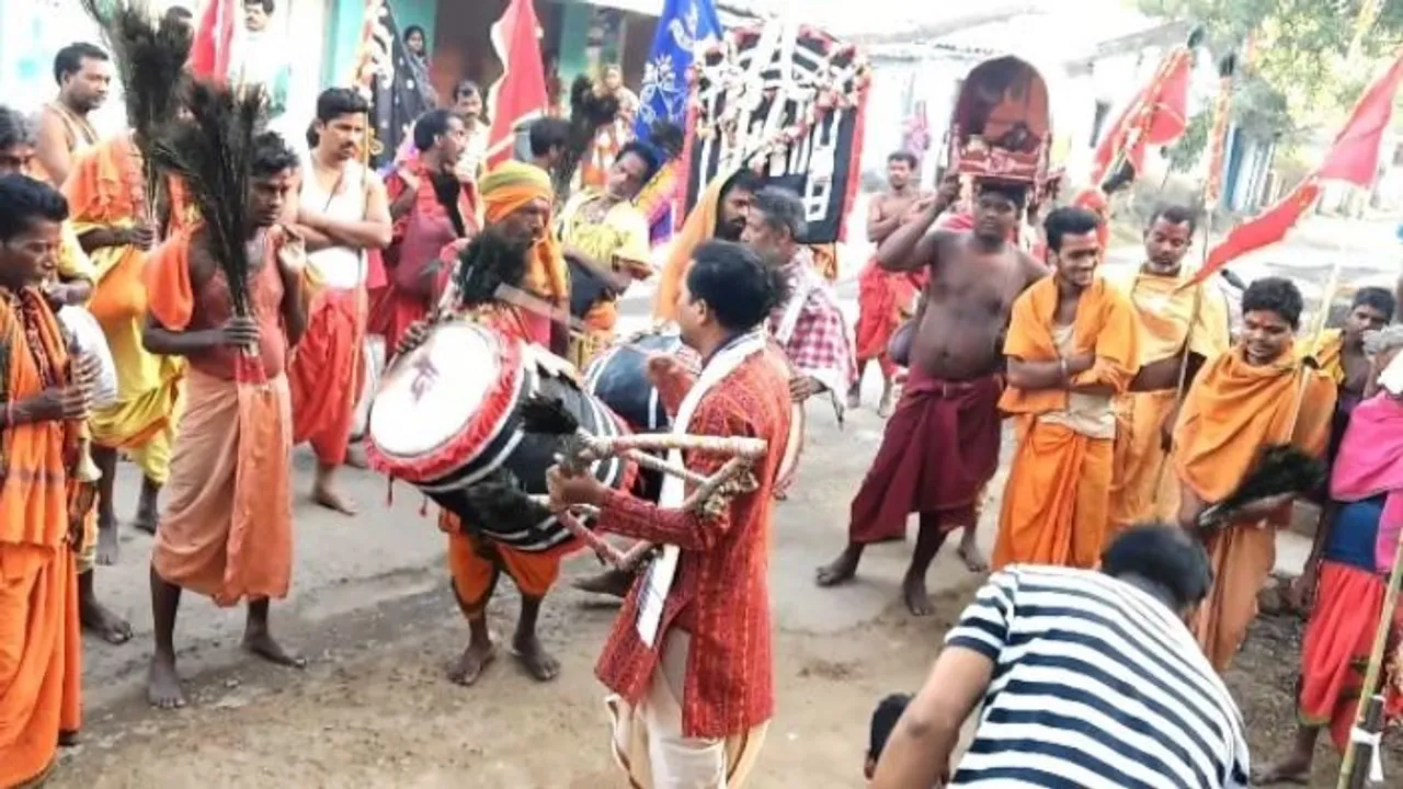  ଆରମ୍ଭ ହେଲାଣି ଦଣ୍ଡନାଚ । ଦଣ୍ଡୁଆଙ୍କ ଦଣ୍ଡ ଓ ନାଚଗୀତରେ କମ୍ପୁଛି ଗାଁରୁ ସହର ।