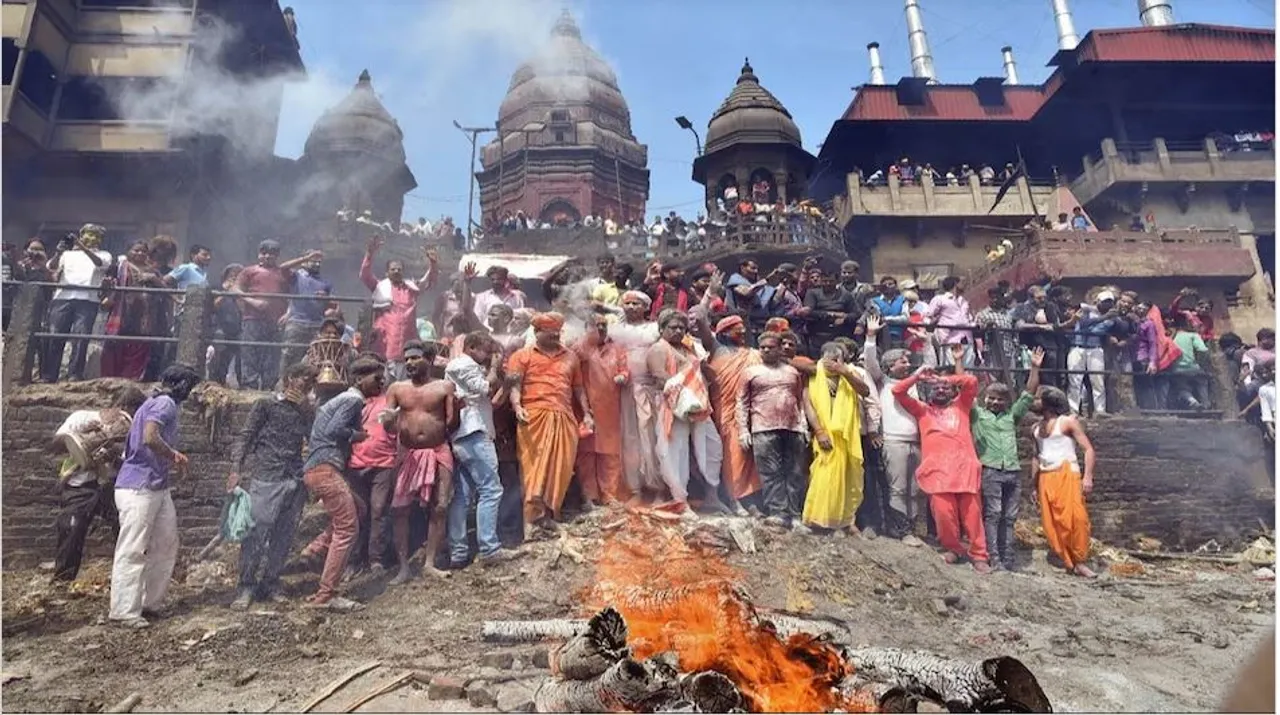  ଏଠି ରଙ୍ଗରେ ନୁହେଁ ମଶାଣୀର ଚିତା ଭସ୍ମରେ ଖେଳାଯାଏ ହୋଲି । ମହାଦେବଙ୍କ ସହ ହୋଲି ଖେଳନ୍ତି ଶ୍ରଦ୍ଧାଳୁ ।