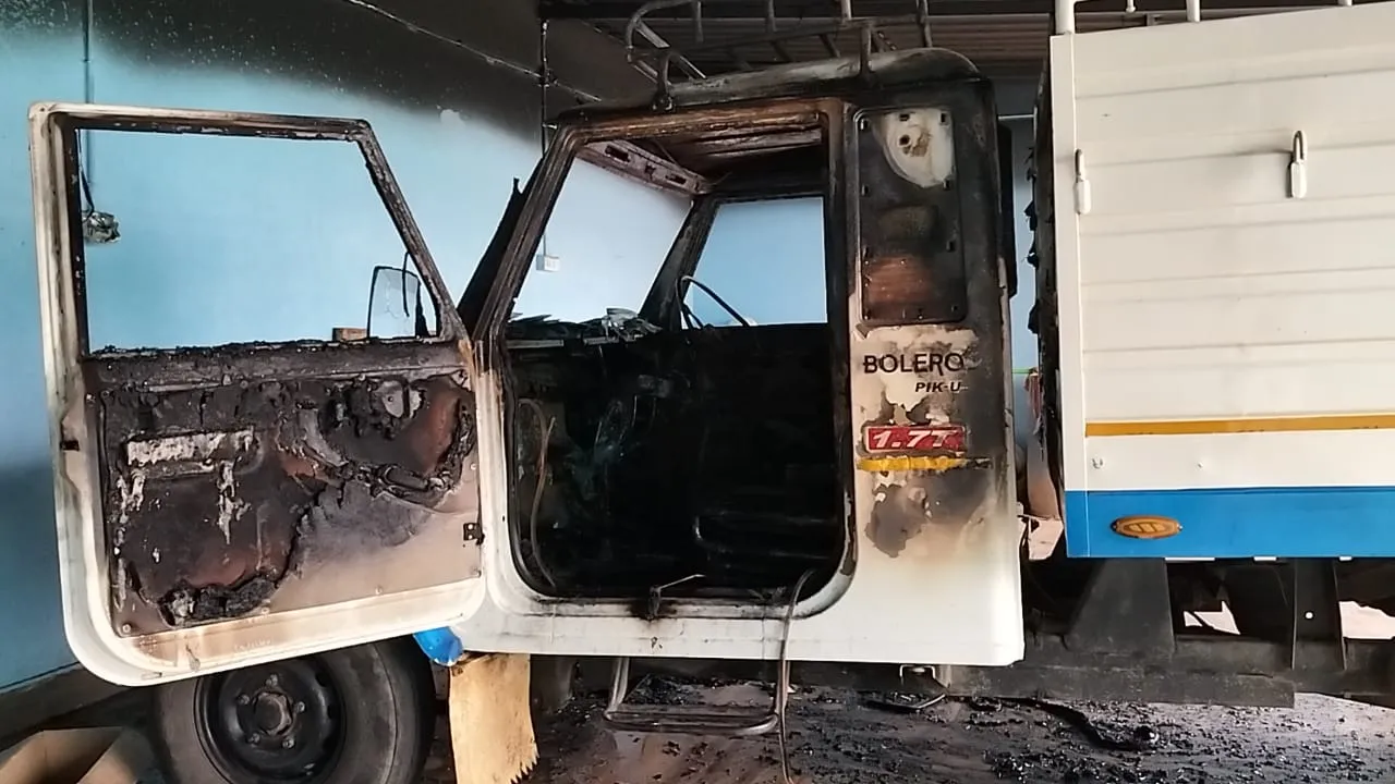  ବ୍ୟବସାୟୀଙ୍କ ଘର ଉପରକୁ ବୋମାମାଡ । ପେଟ୍ରୋଲ ଢାଲି ଗାଡି ଜାଳିଦେଲେ ଆକ୍ରମଣକାରୀ ।