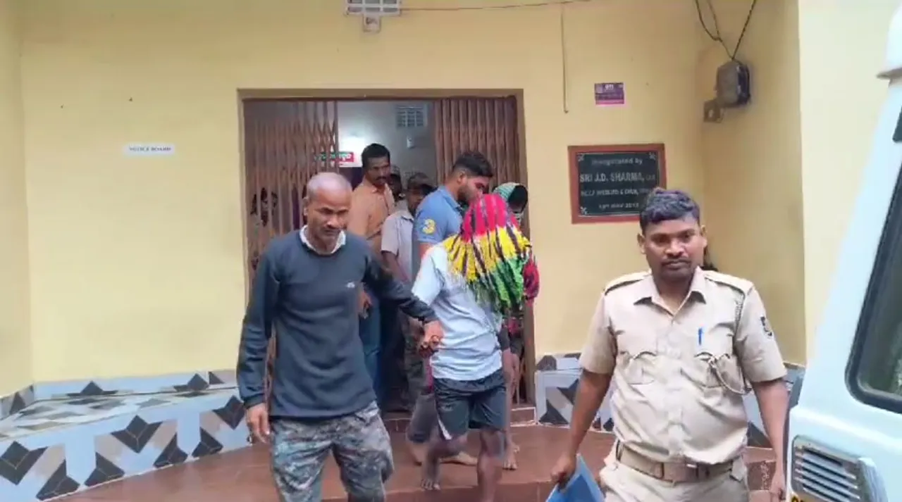  କୁଲଡିହା ଅଭୟାରଣ୍ୟରେ ରାତି ଅଧିଆ କମ୍ବିଂ ଅପରେସନ୍ । ୬ ଶିକାରୀ ଗିରଫ, ୬ ବନ୍ଧୁକ ଜବତ ।