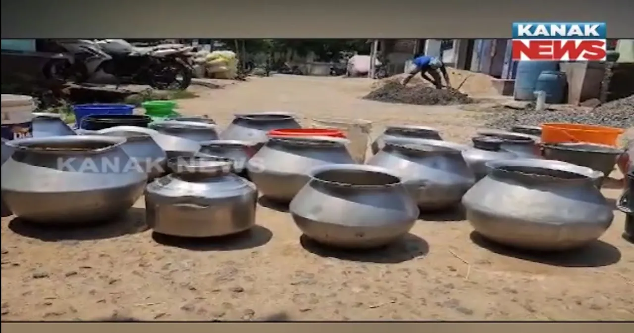  ପାଣି ସମସ୍ୟାକୁ ନେଇ ବିଜେଡି ପ୍ରାର୍ଥୀଙ୍କୁ ଘେରିଲେ ଭଂଜନଗର, ଚାକୁଣ୍ଡା ଗ୍ରାମବାସୀ । ଖାଲି ମାଠିଆ, ହାଣ୍ଡି ଧରି କଲେ ରାସ୍ତା ଅବରୋଧ