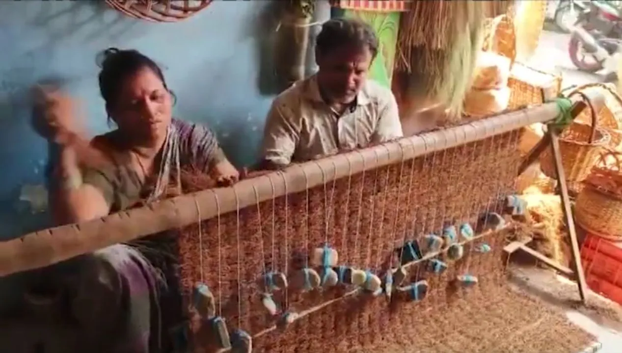  ଦେଖିବାକୁ ମିଳୁନି ଆଉ ବେଣା ଚେର, ହଜିଗଲାଣି ବିଞ୍ଚଣା । ଗରମ ଦିନେ ଆଉ ଦରକାର ପଡୁନି ଏ ଜିନିଷ ।