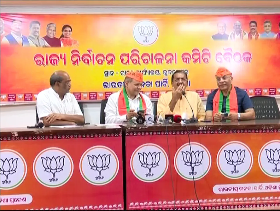  ବିଜେପିରେ ସାମିଲ ହେଲେ ଦୁଇ ବରିଷ୍ଠ ଡାକ୍ତର । ପଦ୍ମ ଧରିଲେ ଡାକ୍ତର ପ୍ରଶାନ୍ତ କୁମାର ମିଶ୍ର ଓ ଡାକ୍ତର ପ୍ରତାପ ପାଣି ।