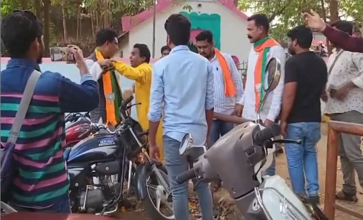  ଟିକେଟ୍ ଘୋଷଣା ପରେ ବଢୁଛି କନ୍ଦଳ । କୋରାପୁଟ ବିଜେପି ବିଧାୟକ ପ୍ରାର୍ଥୀ ଓ ଜିଲ୍ଲା ଆଦିବାସୀ ମୋର୍ଚ୍ଚା ସଭାପତିଙ୍କ ଭିତରେ ଧସ୍ତାଧସ୍ତି ।