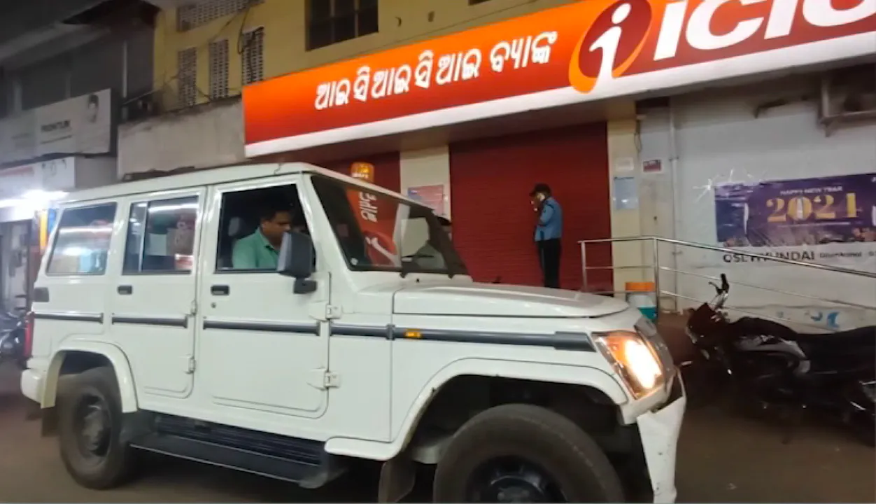  ଢେଙ୍କାନାଳ ଆଇସିଆଇସିଆଇ ବ୍ୟାଙ୍କରେ କ୍ରାଇମବ୍ରାଞ୍ଚ ଚଢ଼ାଉ । ମ୍ୟାନେଜର ଓ କର୍ମଚାରୀଙ୍କୁ ଜେରା ।
