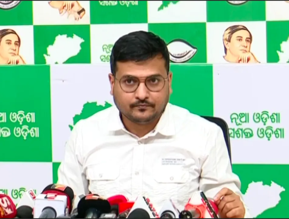  ଅପରାଧୀଙ୍କୁ ନେଇ ଲଢୁଛି ବିଜେପି, ସରକାରୀ କର୍ମଚାରୀଙ୍କୁ ଧମକ ଦେଉଛନ୍ତି ପ୍ରଦୀପ ଓ ପ୍ରଶାନ୍ତ । ସାମ୍ବାଦିକ ସମ୍ମିଳନୀ କରି ବର୍ଷିଲା ବିଜେଡି ।