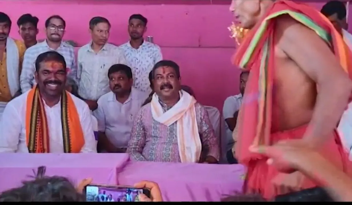  ଦେବଗଡ ମେରୁ ଉତ୍ସବରେ ଧର୍ମେନ୍ଦ୍ର ପ୍ରଧାନ । ଲୋକଙ୍କ ସହ ଆଲୋଚନା କରି କଲେ ଭୋଟ ପାଇଁ ଆବେଦନ ।
