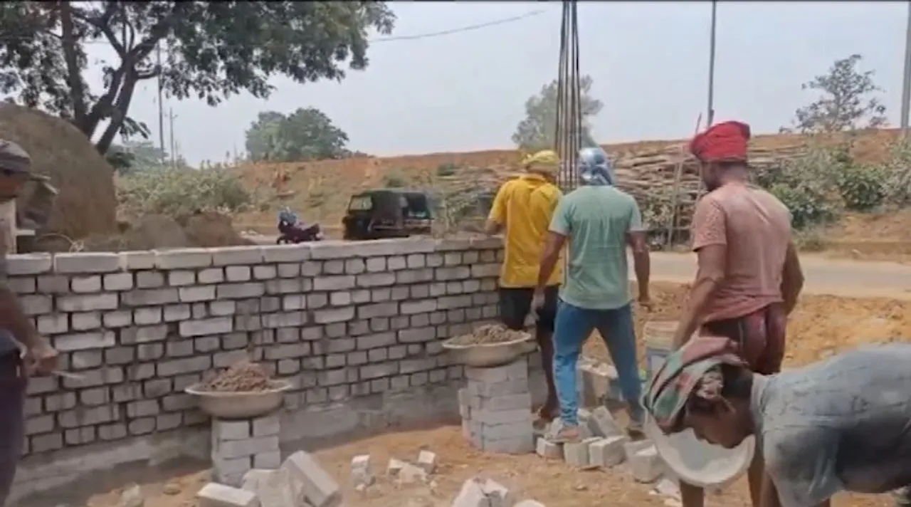  ଡହଡହ ଖରାରେ କାମ କରୁଛନ୍ତି ଶ୍ରମିକ । ରାଜ୍ୟ ସରକାରଙ୍କ ନିର୍ଦ୍ଦେଶକୁ ଉଲଂଘନ କରୁଛନ୍ତି ଠିକାଦାର ।