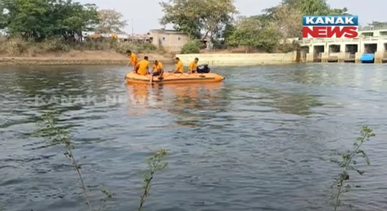  ପୁରୀ ମୁଖ୍ୟ କେନାଲରେ ଓଲା ବାଇକ ସହ ବୁଡ଼ି ଯୁବକ ନିଖୋଜ । ଚାଲିଛି ଉଦ୍ଧାର କାର୍ଯ୍ୟ ।