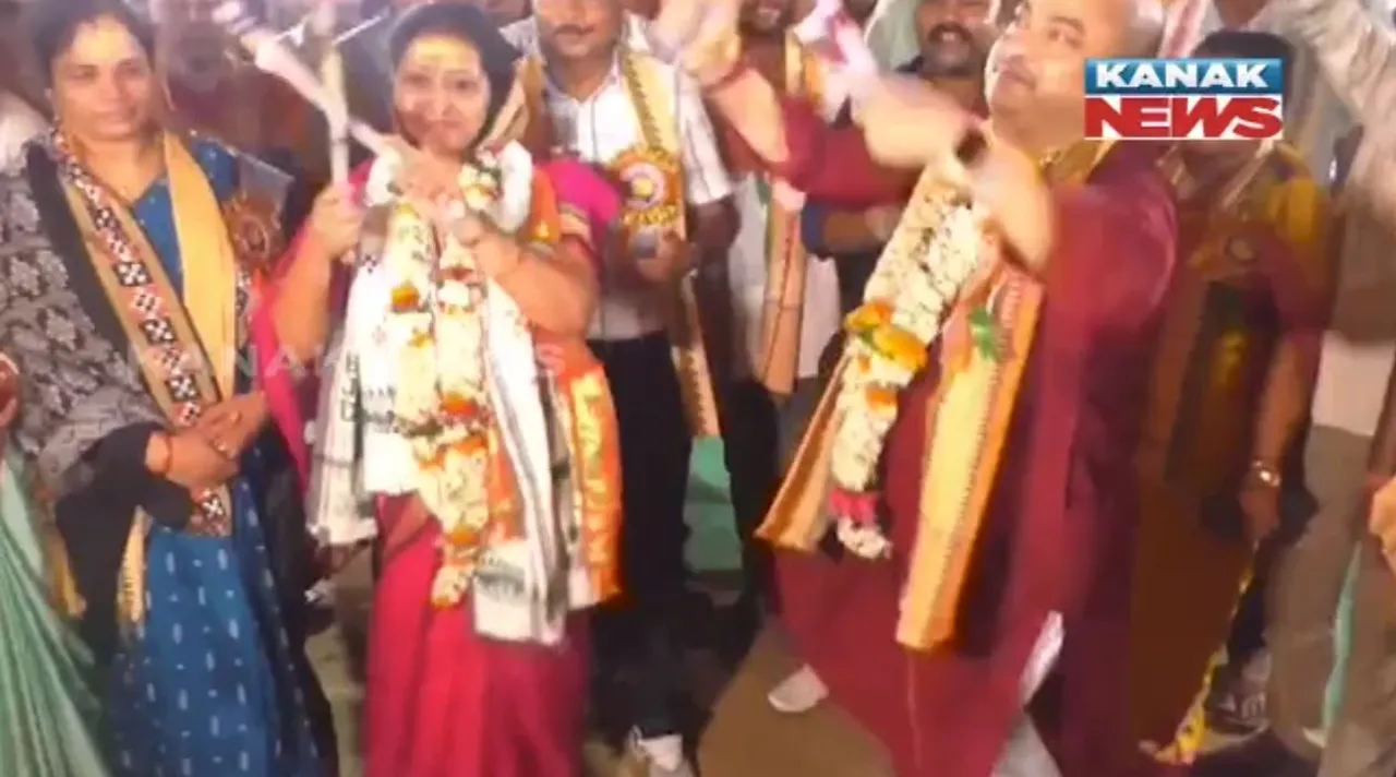  ପତ୍ନୀଙ୍କ ସହ ଲଉଡି ଖେଳିଲେ ପାରାଦୀପ ବିଧାୟକ । ଗ୍ରାମବାସୀଙ୍କ ଆଶୀର୍ବାଦ ନେଇ ଭୋଟ ଭିକ୍ଷା କଲେ ଗୀତାଞ୍ଜଳୀ ରାଉତରାୟ ।
