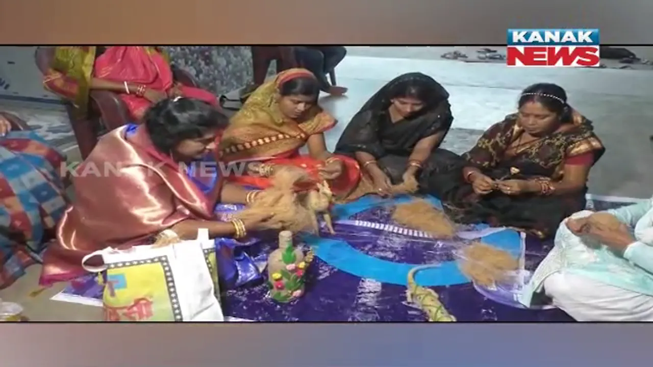  ନଡ଼ିଆ କତାରୁ ଘରସଜ୍ଜା ସାମଗ୍ରୀ: ହାତୀ, ଘୋଡ଼ା, ଫୁଲଦାନୀ ଓ ଠାକୁରଙ୍କ ଫଟୋଚିତ୍ର ତିଆରି କରୁଛନ୍ତି ମହିଳା