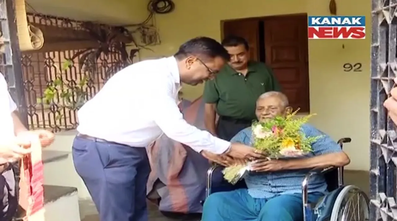  ବୟସ୍କ ଭୋଟରଙ୍କ ଘରକୁ ଯାଇ ସମ୍ବର୍ଦ୍ଧିତ କଲେ ଜିଲ୍ଲାପାଳ । କହିଲେ, ‘ଏଥର ପୋଷ୍ଟାଲ ଭୋଟିଂରେ କରିବେ ମତଦାନ’ ।