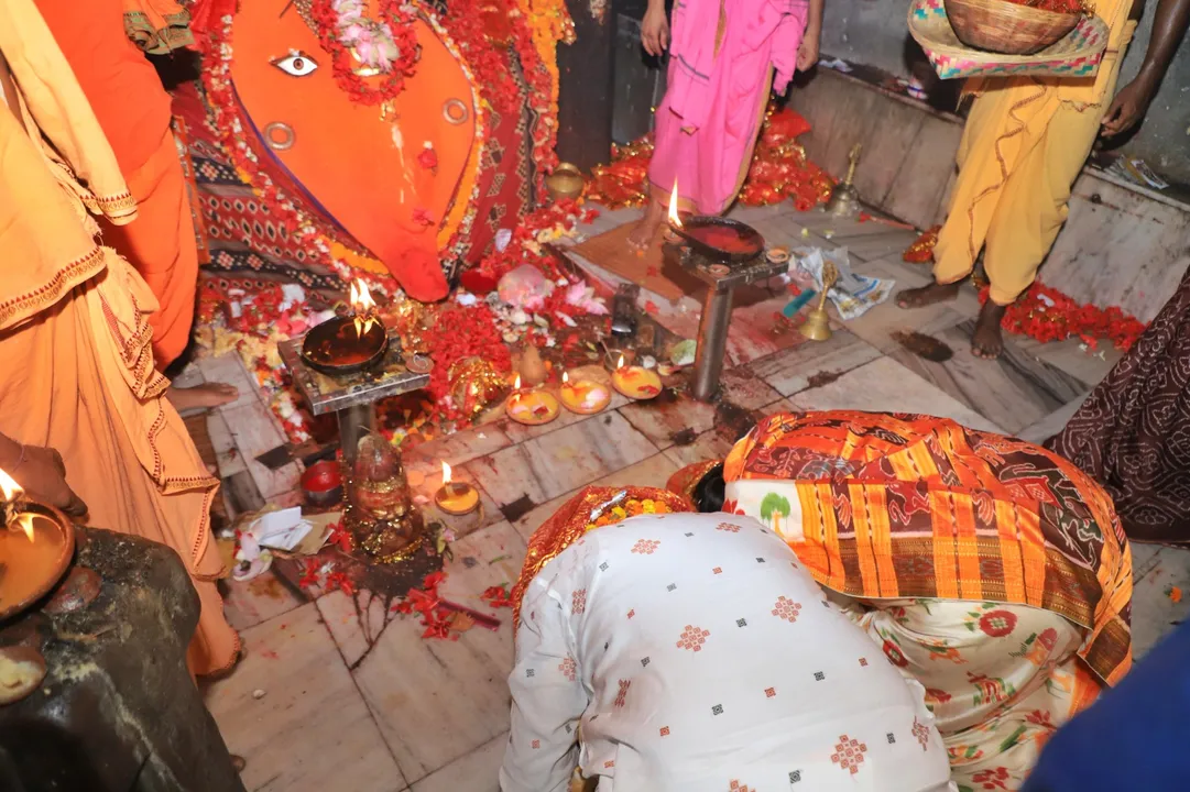  ମାଆ ସମଲେଇଙ୍କ ଦର୍ଶନ କଲେ ଧର୍ମେନ୍ଦ୍ର ପ୍ରଧାନ । ଆଜି ବିରାଟ ଶୋଭାଯାତ୍ରାରେ ଯାଇ କରିବେ ନାମାଙ୍କନ ।