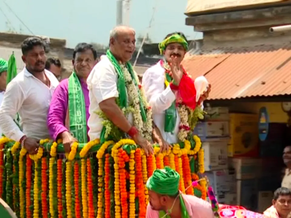  ନାମାଙ୍କନ ଭରିଲେ ମନ୍ମଥ ରାଉତରାୟ । ଖୋର୍ଦ୍ଧା ଜିଲ୍ଲାପାଳଙ୍କ କାର୍ଯ୍ୟାଳୟରେ ଦାଖଲ କଲେ ପ୍ରାର୍ଥିପତ୍ର ।