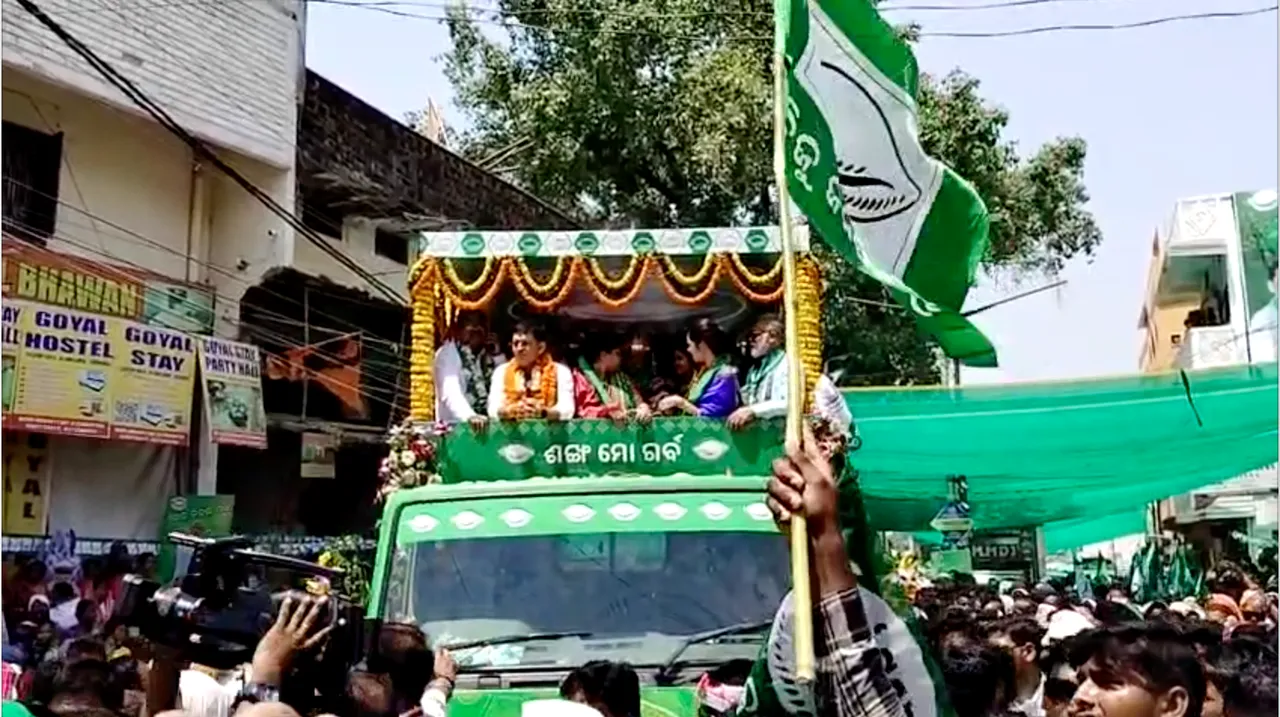  ନାମାଙ୍କନ ଦାଖଲ କଲେ ଓ ଦମ୍ ଦେଖାଇଲେ । ନାମାଙ୍କନ ପୂର୍ବରୁ ଦେବେଶଙ୍କ ଶକ୍ତି ପ୍ରଦର୍ଶନ ।