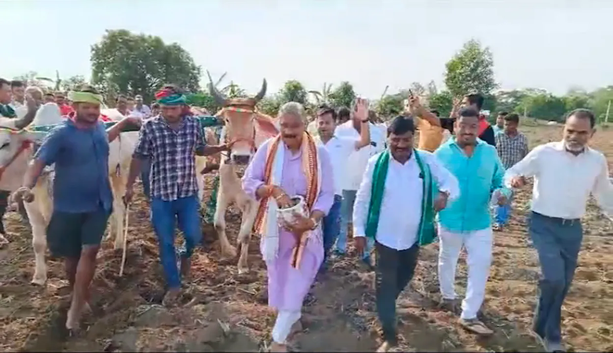  ବିଲରେ ଅଖିମୁଠି ଅନୁକୂଳ କଲେ ବରିଷ୍ଠ ନେତା ସୁର ରାଉତରାୟ । ଜଟଣୀର ପ୍ରଧାନ ସାହି ପଞ୍ଚାୟତ କଣ୍ଟିଲୋ ଗାଁରେ ବୁଣିଲେ ବିହନ ।