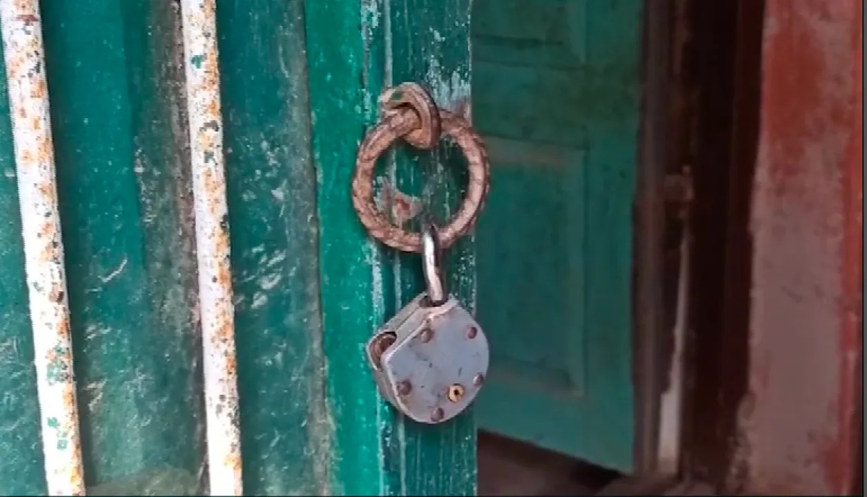  ବନ୍ଧୁକ ଦେଖାଇ ଲକ୍ଷାଧିକ ଟଙ୍କା ଲୁଟ୍ । ଶିକ୍ଷୟିତ୍ରୀଙ୍କ ଘରେ ପଶି ସ୍ୱାମୀ ଓ ପୁଅ ମୁଣ୍ଡରେ ବନ୍ଧୁକ ରଖି ମୁଖାପିନ୍ଧା ଲୁଟେରାଙ୍କ ଆତଙ୍କରାଜ ।