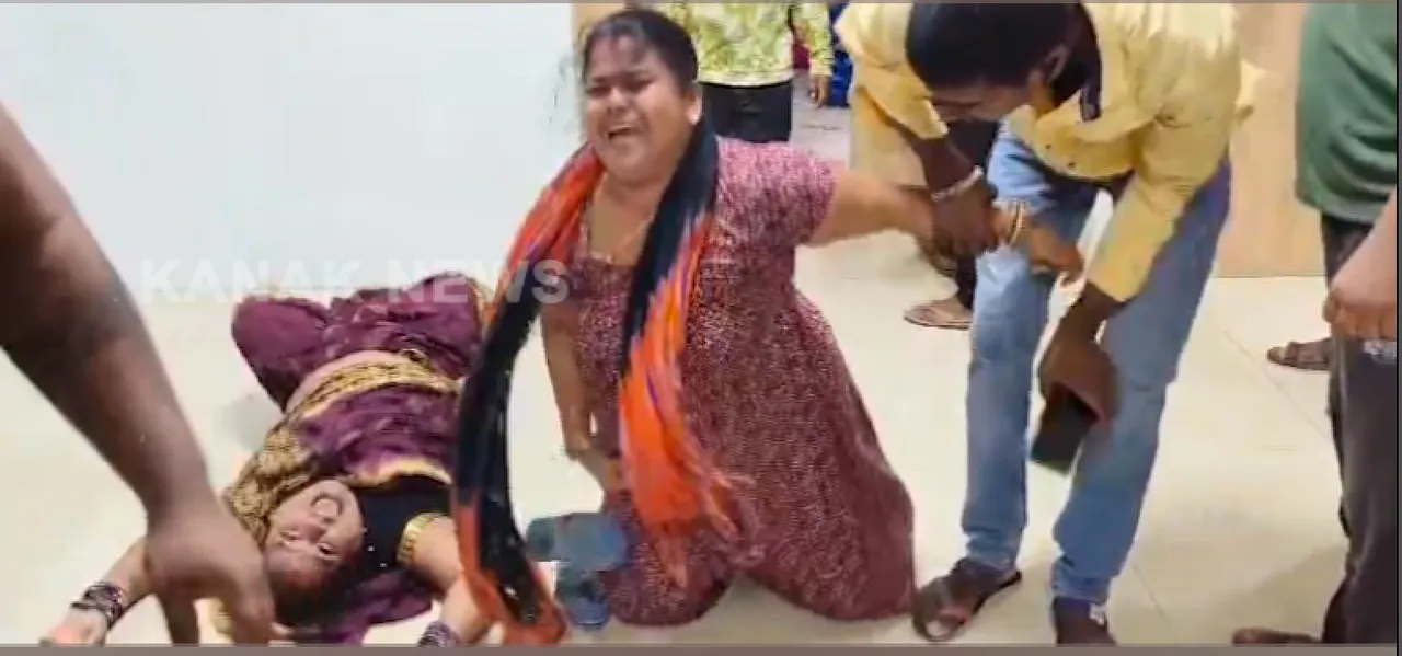 ଖଲ୍ଲିକୋଟରେ ନିର୍ବାଚନୀ ହିଂସା । ପୋଷ୍ଟର ମାରିବାକୁ ନେଇ ବିଜେଡି-ବିଜେପି କର୍ମୀ ହଣାହଣି । ଉଭୟ ପକ୍ଷର ୮ ଆହତ, ଜଣେ ବିଜେପି କର୍ମୀଙ୍କ ମୃତ୍ୟୁ