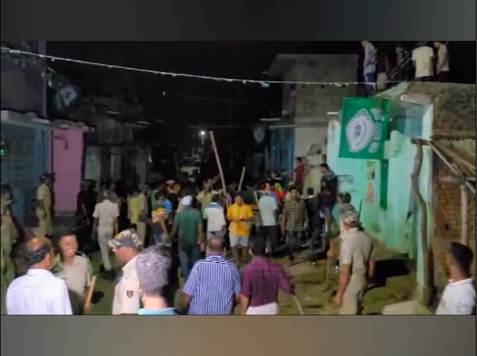  ଦ୍ୱିତୀୟ ପର୍ଯ୍ୟାୟ ନିର୍ବାଚନ ପୂର୍ବରୁ ହିଂସା । ଭଞ୍ଜନଗର ବେତାର ଛକରେ ସରପଂଚଙ୍କ ସ୍ୱାମୀଙ୍କୁ ମରଣାନ୍ତକ ଆକ୍ରମଣ, ପ୍ରତିବାଦରେ ବିଜେପି କର୍ମୀଙ୍କ ଧାରଣା