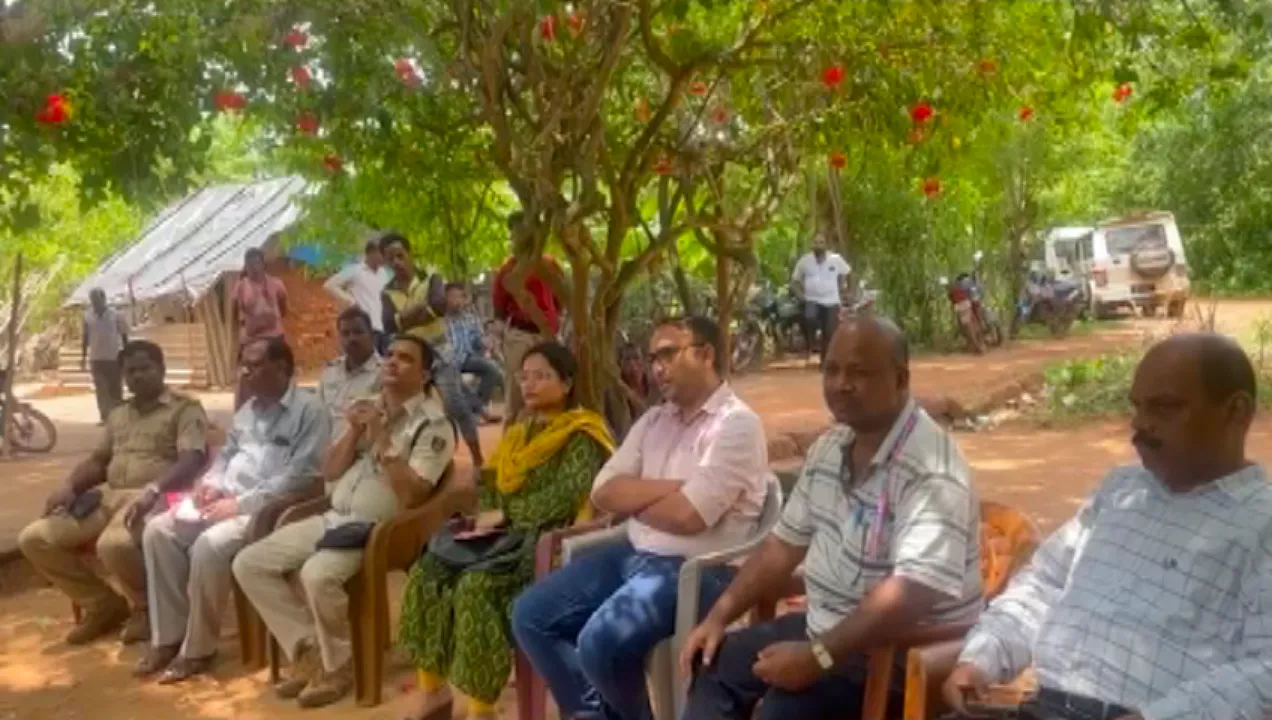  ଗାଁରେ ନାହିଁ ମୈାଳିକ ସୁବିଧା । ଭୋଟ ବର୍ଜନ ନିଷ୍ପତ୍ତି ପରେ ଗାଁରେ ପହଞ୍ଚିଲା ପ୍ରଶାସନ । ତୁରନ୍ତ ସମାଧାନ ପାଇଁ ଦେଲେ ପ୍ରତିଶୃତି ।