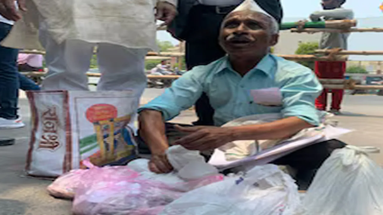  ବ୍ୟାଗରେ ୨୫ ହଜାର ଟଙ୍କାର ଖୁଚୁରା ପଇସା ନେଇ ଜିଲ୍ଲାପାଳଙ୍କ କାର୍ଯ୍ୟଳୟରେ ପହଂଚିଲେ ପ୍ରାର୍ଥୀ । ନାମାଙ୍କନ ଭରିବାକୁ ମାଗିଲେ ଫର୍ମ