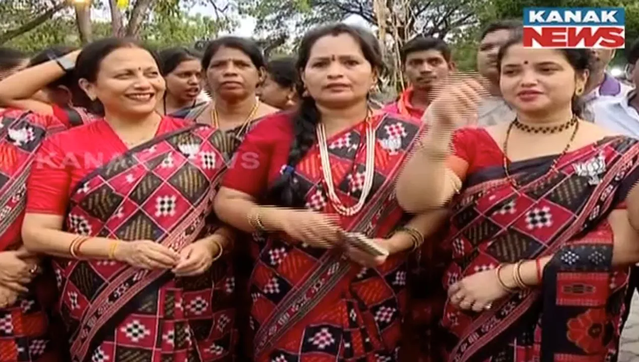  ଆସିବେ ପ୍ରଧାନମନ୍ତ୍ରୀ: ରୋଡ ସୋ’ରେ ମୋଦୀଙ୍କ ଆଗରେ ସମ୍ବଲପୁରୀ ଶାଢୀ ପିନ୍ଧି ଚାଲିବେ ୨୦୦ ମହିଳା