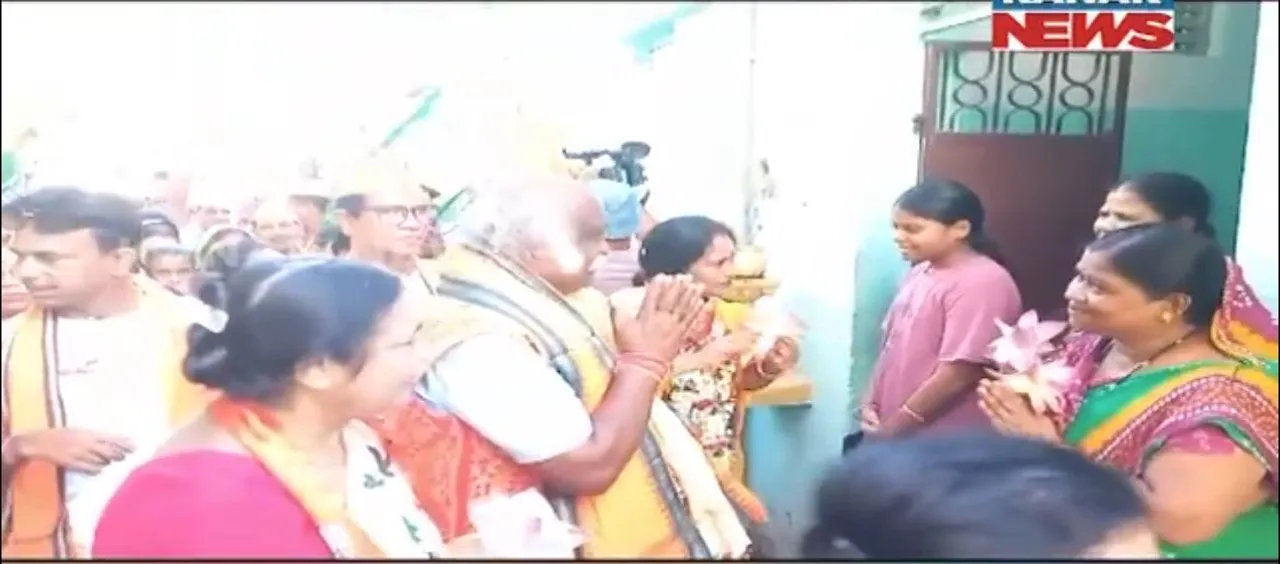  କଟକ ବାରବାଟୀରେ ଟକ୍କର । ବିଭିନ୍ନ ପ୍ରସଙ୍ଗ ନେଇ ତିନି ଦଳ ମଧ୍ୟରେ ଭୋଟ୍ ହାତେଇବାକୁ ଚେଷ୍ଟା ।ସମର୍ଥକ ଯୋଗାଡ କରିବାରେ ପ୍ରୟାସ ଜାରି