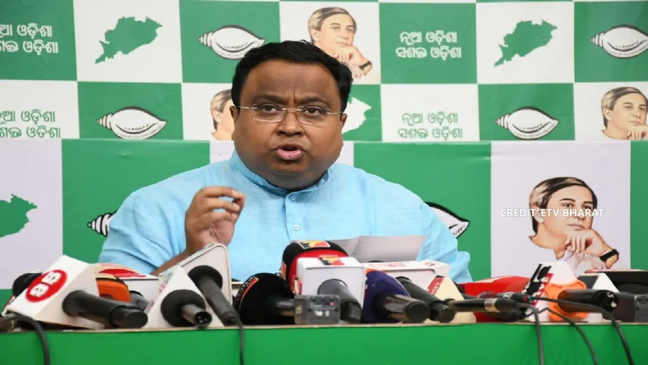  ‘ବିଜେପି ଗୁଣ୍ଡା ଓ ଜମି ମାଫିଆଙ୍କୁ ଦଳରେ ସାମିଲ କରୁଛି’ : ପ୍ରେସମିଟ କରି ବିଜେପି ଉପରେ ବର୍ଷିଲେ ସସ୍ମିତ ପାତ୍ର ।