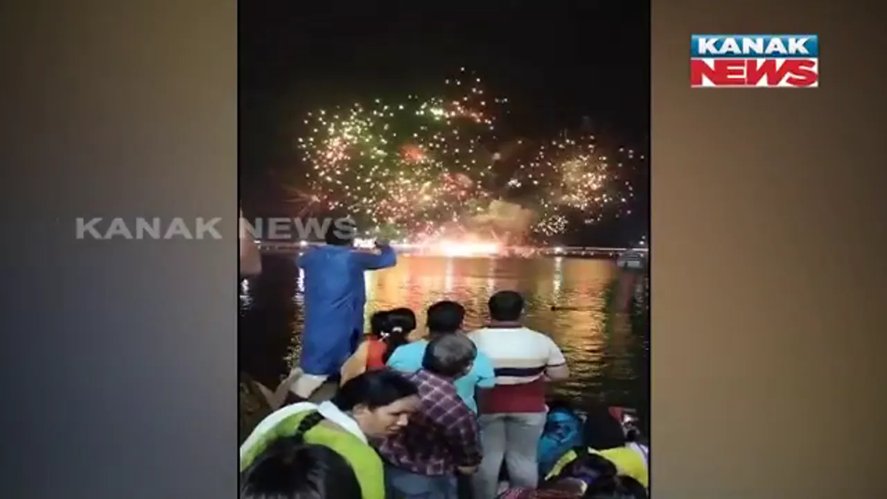  ଚନ୍ଦନଯାତ୍ରା ଚାଲିଥିବାବେଳେ ନରେନ୍ଦ୍ର ପୁଷ୍କରିଣୀ ନିକଟରେ ବାଣ ବିସ୍ଫୋରଣ, ୨୫ରୁ ଅଧିକ ଆହତ ।