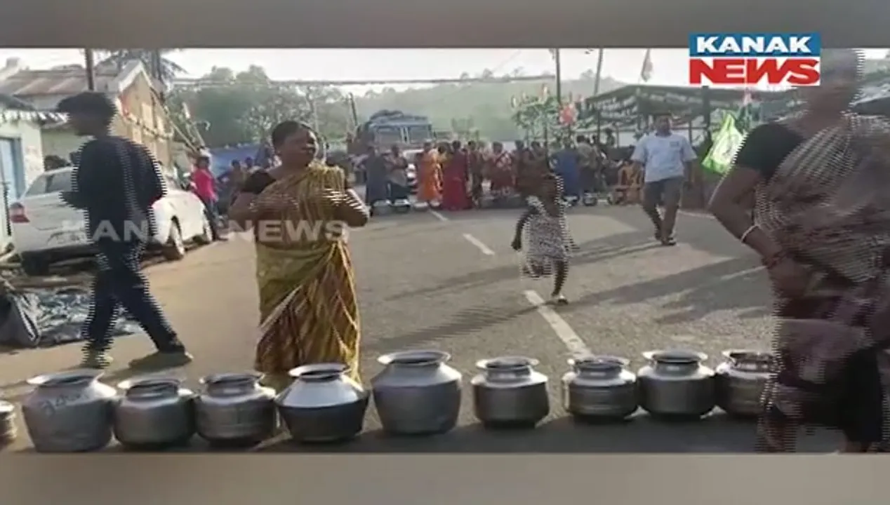  ପାଣି ପାଇଁ ରାସ୍ତା ରୋକ୍ । ରାସ୍ତାରେ ଗରା, ବାଲଟି ରଖି ଜାତୀୟ ରାଜପଥ ଅବରୋଧ କଲେ ଆର ଉଦୟଗିରି ବ୍ଲକ ବାସିନ୍ଦା ।