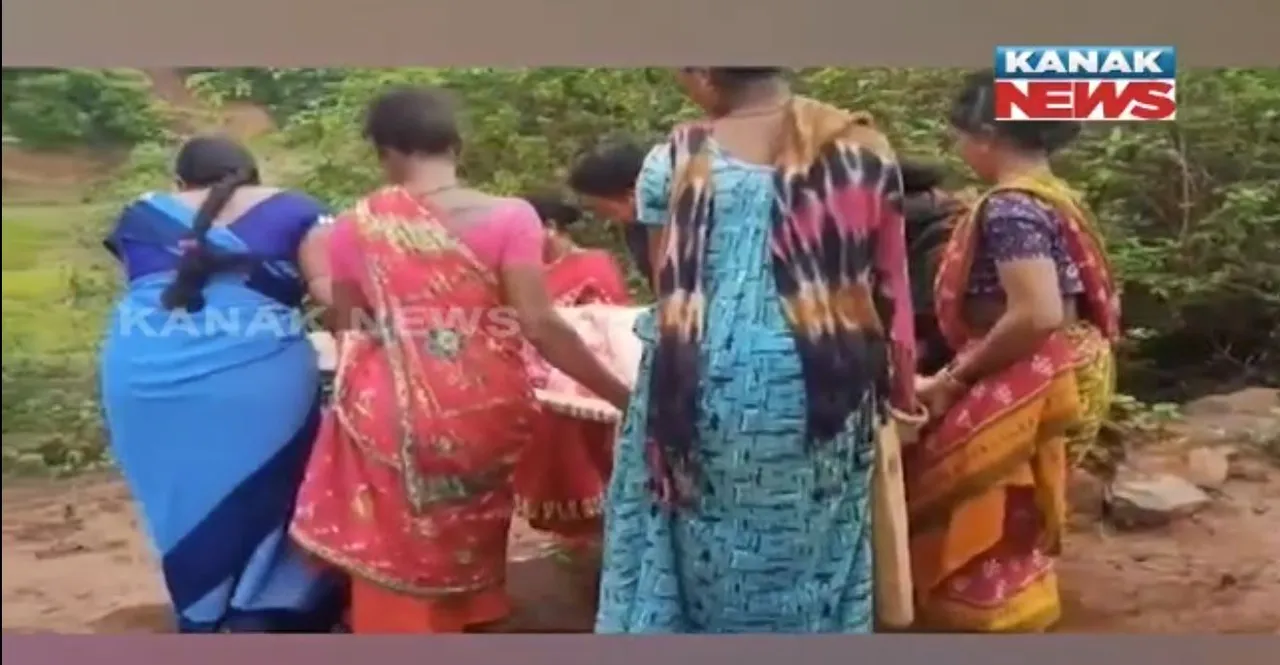  ସ୍ୱାସ୍ଥ୍ୟ ସେବାର ବିକଳ ଚିତ୍ର । ପ୍ରସବ ଯନ୍ତ୍ରଣା ହେବାରୁ କାଶୀପୁରରେ ଖଟିଆରେ ବୁହା ହେଲେ ରୋଗୀ