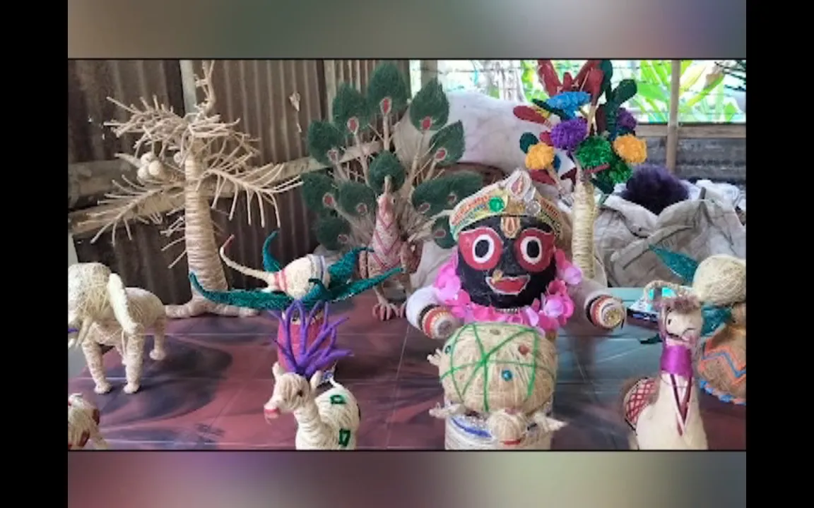  ନଡ଼ିଆ କତାରୁ ସୁନ୍ଦର ସାମଗ୍ରୀ । କଣ୍ଢେଇ, ହାତୀ, ଘୋଡ଼ା, ଗଛ ଓ ଠାକୁରଙ୍କ ପ୍ରତିମୂର୍ତି ତିଆରି କରୁଛନ୍ତି ଭୋଗରାଇ ଆକାନ୍ଦି ଗାଁର ୩୦ ଜଣ ମହିଳା