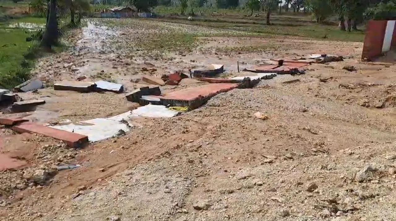  ମାଲକାନଗିରିରେ ପୁଣି ଭୁଷୁଡ଼ିଲା ଏୟାରପୋର୍ଟ ପାଚେରୀ । ଝଡ଼ ବର୍ଷାରେ ଭାଙ୍ଗି ପଡ଼ିଲା ୫୦ମିଟରରୁ ଅଧିକ କାନ୍ଥ ।