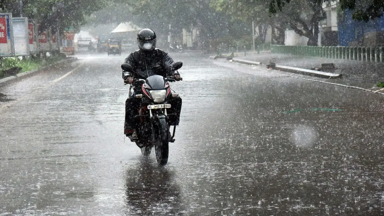  ବଙ୍ଗୋପସାଗରରେ ସୃଷ୍ଟି ହେଲା ଲଘୁଚାପ । ଆସନ୍ତା ୩ ଦିନ ଯାଏଁ ବିଭିନ୍ନ ଜିଲ୍ଲାରେ ପ୍ରବଳ ବର୍ଷା ସମ୍ଭାବନା,ସମୁଦ୍ର ଭିତରକୁ ନ ଯିବାକୁ ମତ୍ସ୍ୟଜୀବୀଙ୍କୁ ପରାମର୍ଶ ।