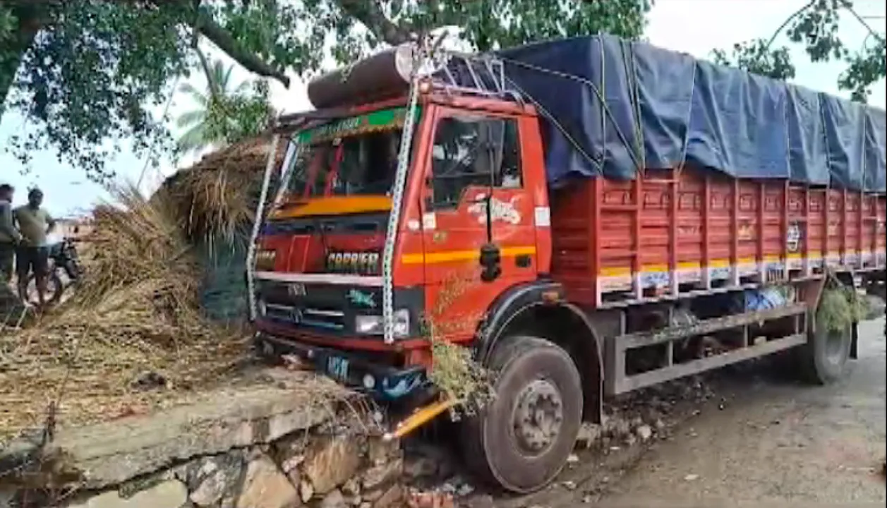  ରାସ୍ତାକଡ ଦୋକାନ ଉପରେ ମାଡିଗଲା ଟ୍ରକ୍ । ଦୋକାନୀଙ୍କ ମୃତ୍ୟୁ, ଅନ୍ୟ ୨ ଗୁରୁତର । ଗଞ୍ଜାମ ଧରାକୋଟ ବାହାଡ଼ାଗୁଡ଼ା ଛକର ଘଟଣା ।