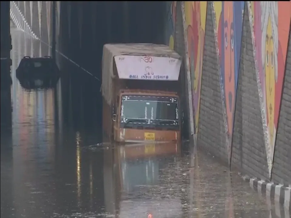  ଦିଲ୍ଲୀରେ ବର୍ଷା ବିତ୍ପାତ । ଜଳମଗ୍ନ ହୋଇଗଲା ରାଜଧାନୀ, ଅଣ୍ଡର ପାସରେ ଫସିଗଲା କାର, ବାଇକ ଓ ବସ୍ । ଯାତାୟତ ଠପ୍ ।