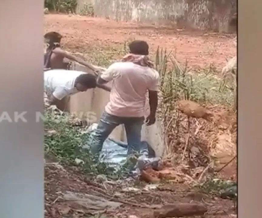  ଭୁବନେଶ୍ୱର ନାକା ଗେଟ ନିକଟରୁ ଯୁବକଙ୍କ କ୍ଷତାକ୍ତ ମୃତଦେହ ଉଦ୍ଧାର । ହତ୍ୟା ସନ୍ଦେହ ।