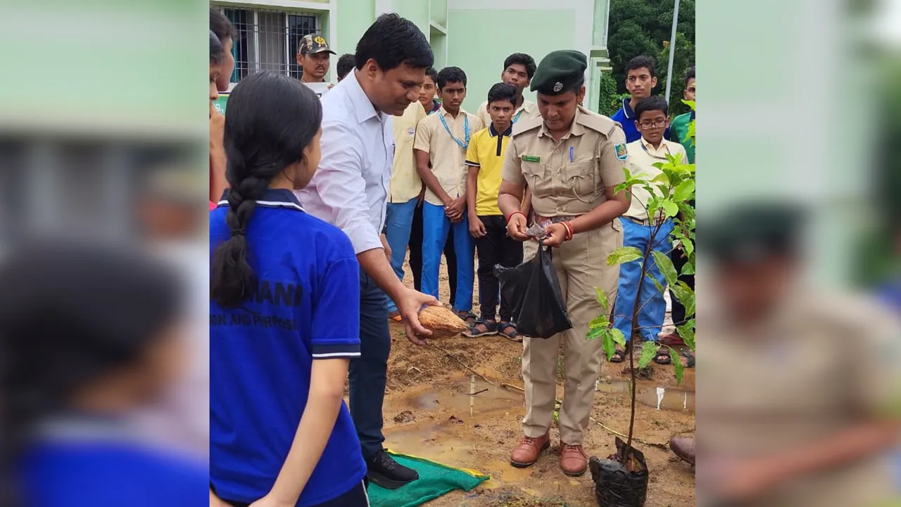  ଓଡ଼ିଶା ଆଦର୍ଶ ବିଦ୍ୟାଳୟ ବାରକୋଟ୍ ଠାରେ ୭୫ତମ ବନ ମହୋତ୍ସବ ପାଳିତ ।