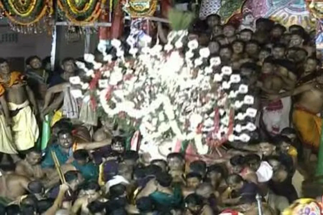  ଆଡ଼ପ ମଣ୍ଡପ ବିଜେ ବେଳେ କେମିତି ଚାରମାଳ ଉପରେ ନଇଁପଡିଲେ ଶ୍ରୀବଳଭଦ୍ର । ବଡ଼ ବିଭ୍ରାଟକୁ ନେଇ ଶ୍ରଦ୍ଧାଳୁଙ୍କ ମନରେ ଆଘାତ ।