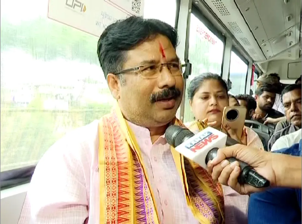  ମୋ ବସରେ ମନ୍ତ୍ରୀ । ମାଷ୍ଟରକ୍ୟାଣ୍ଟିନରୁ ‘ମୋ ବସ୍’ରେ ବସି ଯାତ୍ରା କଲେ ମନ୍ତ୍ରୀ କୃଷ୍ଣଚନ୍ଦ୍ର ମହାପାତ୍ର