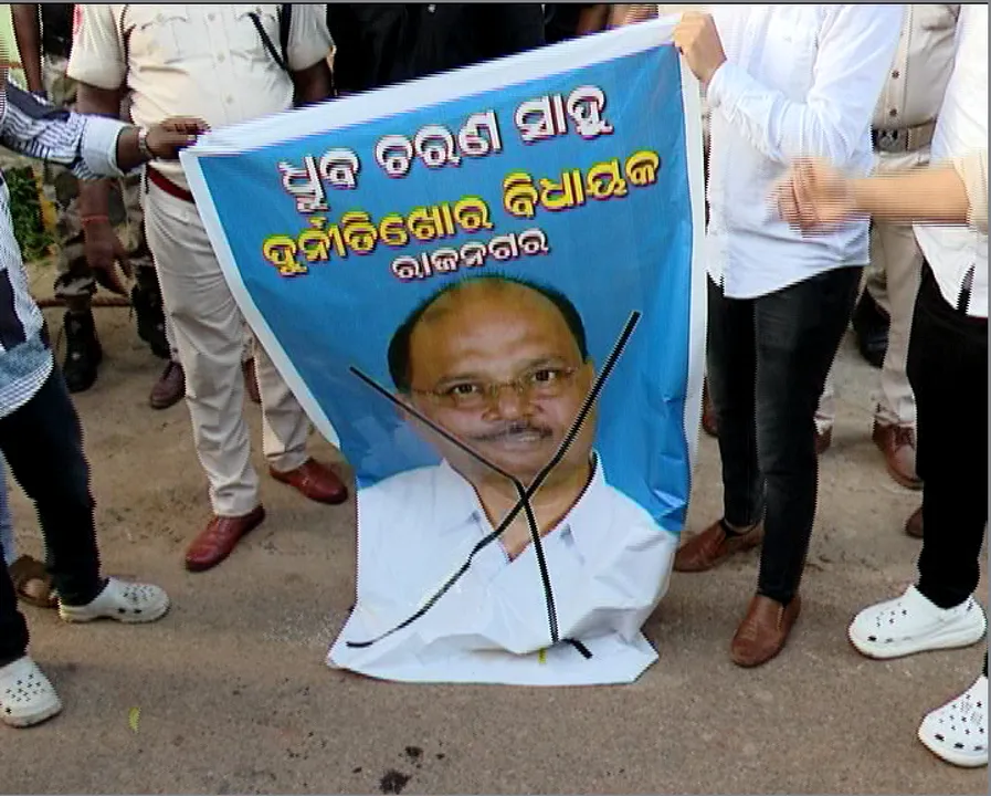 ରାଜନଗର ବିଧାୟକ ଧ୍ରୁବ ସାହୁଙ୍କ ଘରକୁ ଛାତ୍ର କଂଗ୍ରେସର ଅଣ୍ଡାମାଡ । କହିଲେ, ଆଗକୁ କାଳିମାଡ କରିବୁ, ବିଧାନସଭାରେ ପୂରାଇ ଦେବୁନି । ଜାଣନ୍ତୁ କଣ ହୋଇଥିଲା ପୂରା ଘଟଣା?