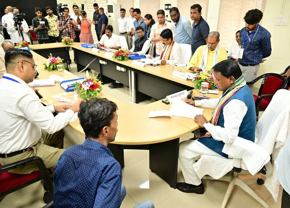  ଲୋକଙ୍କ ସମସ୍ୟା ଶୁଣିଲେ ମୁଖ୍ୟମନ୍ତ୍ରୀ । ପ୍ରଥମ ଦିନ ୧୫୦୦ ଲୋକ ନିଜ ସମସ୍ୟା ନେଇ କଲେ ନାମ ପଞ୍ଜିକରଣ ।