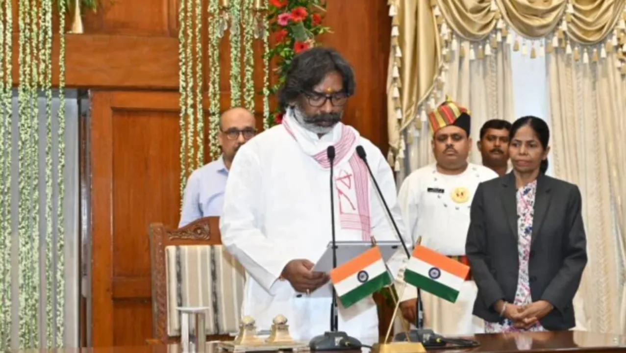  ନିର୍ବାଚନର କେଇମାସ ପୂର୍ବରୁ ଝାଡଖଣ୍ଡ ସରକାରରେ ବଦଳିଲେ ମଙ୍ଗୁଆଳ: ମୁଖ୍ୟମନ୍ତ୍ରୀ ଭାବେ ଶପଥ ନେଲେ ହେମନ୍ତ ସୋରେନ୍