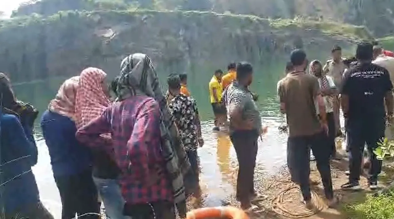  ଖୋର୍ଦ୍ଧା ତାପଙ୍ଗ ଖଣିରେ ଯୁବକଙ୍କୁ ଖୋଜୁଛି ଅଗ୍ନିଶମ ବିଭାଗ । ବୁଲିବାକୁ ଯାଇ ସେଲ୍ଫି ନେବାବେଳେ ଖଣି ପୋଖାରୀରେ ଖସିପଡିଥିବା ସନ୍ଦେହ ।