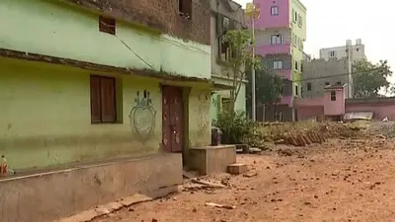 ପୁରୁଷ ଓ ମହିଳା ଶୂନ୍ୟ ରାଜଧାନୀ ଉପକଣ୍ଠ ପଦ୍ମକେଶରପୁର  । ଗାଁରେ ପଇଁତରା ମାରୁଛି ପୋଲିସ  । ଲୋକଙ୍କ ଘରେ ଝୁଲୁଛି ତାଲା